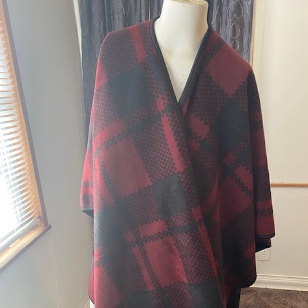 Ike Behar Red/Black Plaid Cozy Ultra Soft Fleece Poncho Wrap, size OS